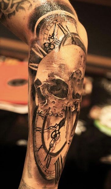 手臂黑灰骷髅与时钟纹身图案