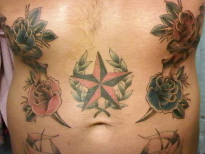 腹部彩色五角星玫瑰纹身图案