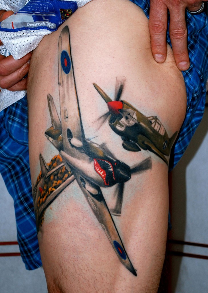腿部二战战斗机纹身图案