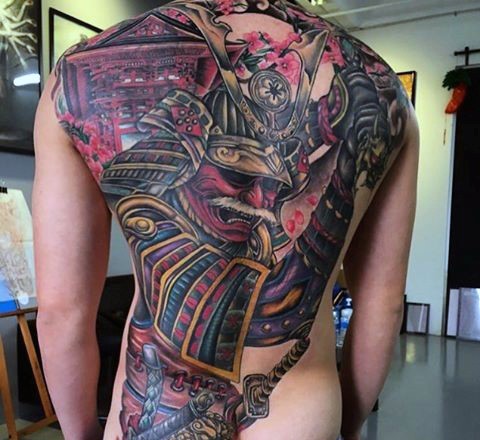 背部彩色大规模亚洲风武士纹身图案
