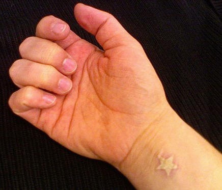 手腕白色五角星纹身图案