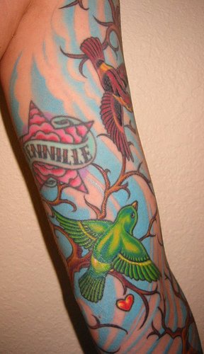 手臂彩色小鸟纹身图案