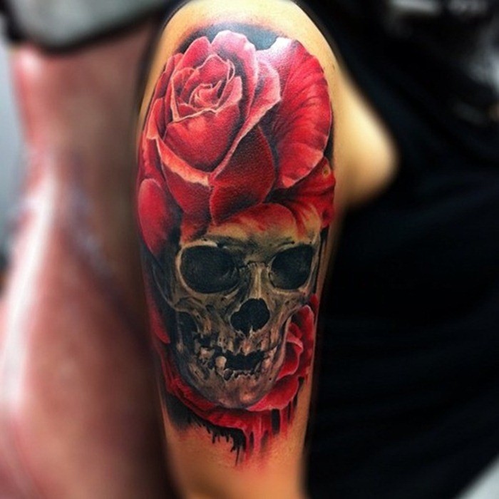 肩部生动的颜色骷髅与玫瑰纹身图案