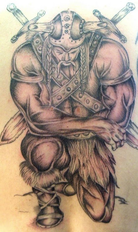 强大的维京战士跪地纹身图案