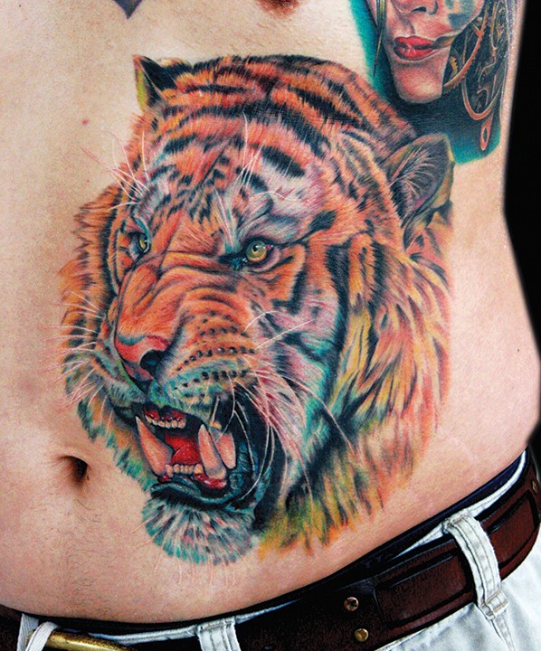 腹部愤怒的老虎纹身图片