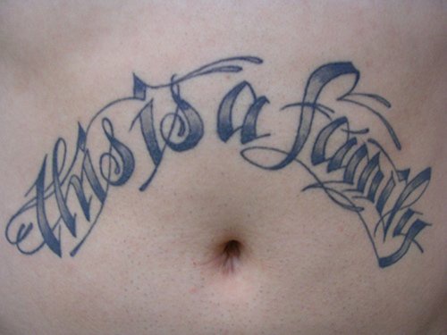 腹部黑灰英文字母纹身图案