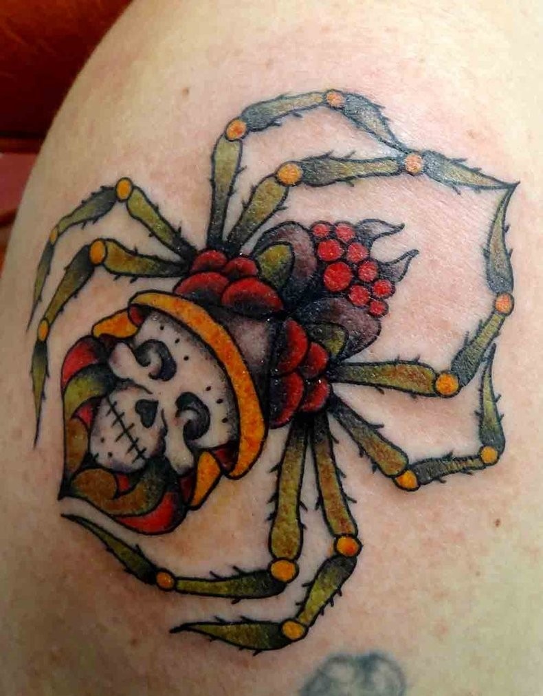 肩部传统彩色蜘蛛纹身图案
