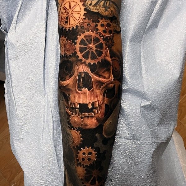 花臂天然外观彩色骷髅与机械零件纹身图案