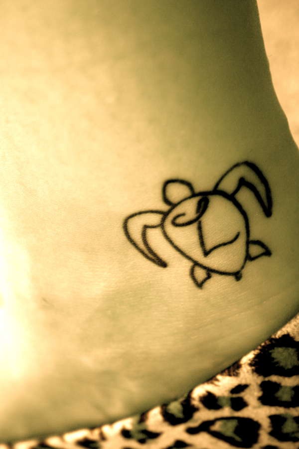 脚部极简风格的小乌龟纹身图案
