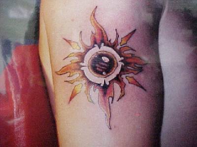 手臂火焰太阳符号纹身图案