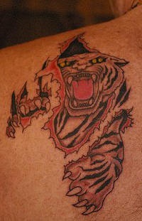 背部彩色老虎纹身图片