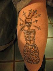 腿部简约西装的骷髅架纹身图案