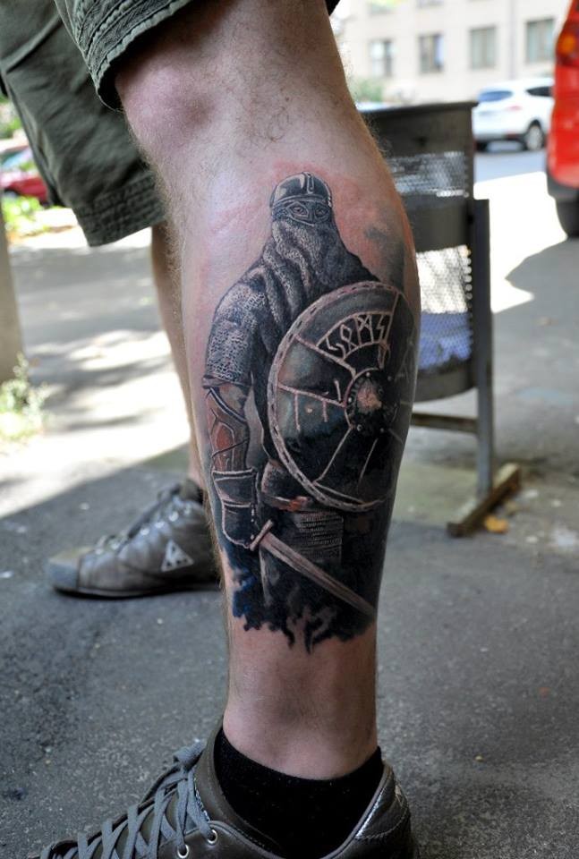 腿部战士盾牌纹身图案