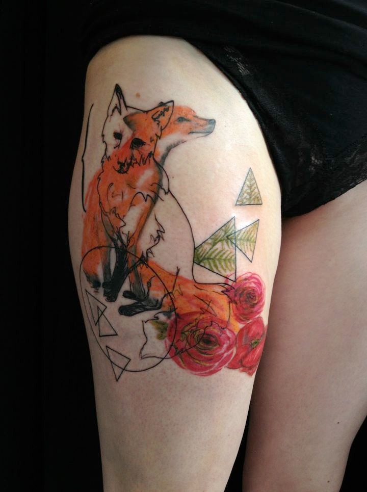 女性腿部彩色狐狸和玫瑰纹身图案