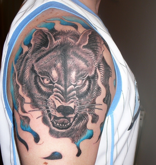 肩部日本狼纹身图案