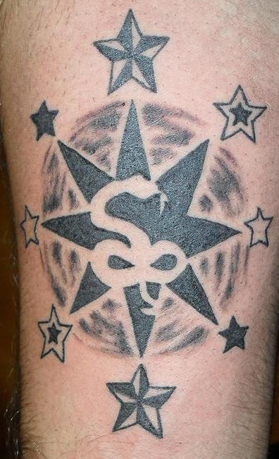 腿部黑色星符号与蛇纹身图案