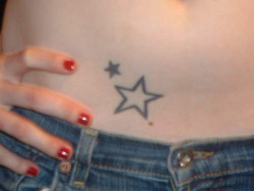 腹部小星星纹身图案