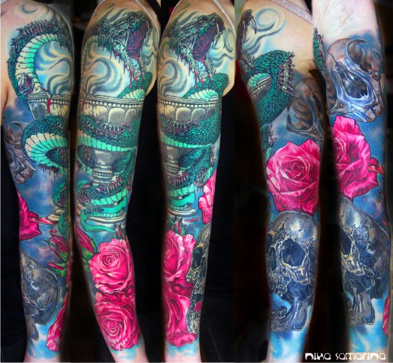 花臂自然彩色蛇与花纹身图案