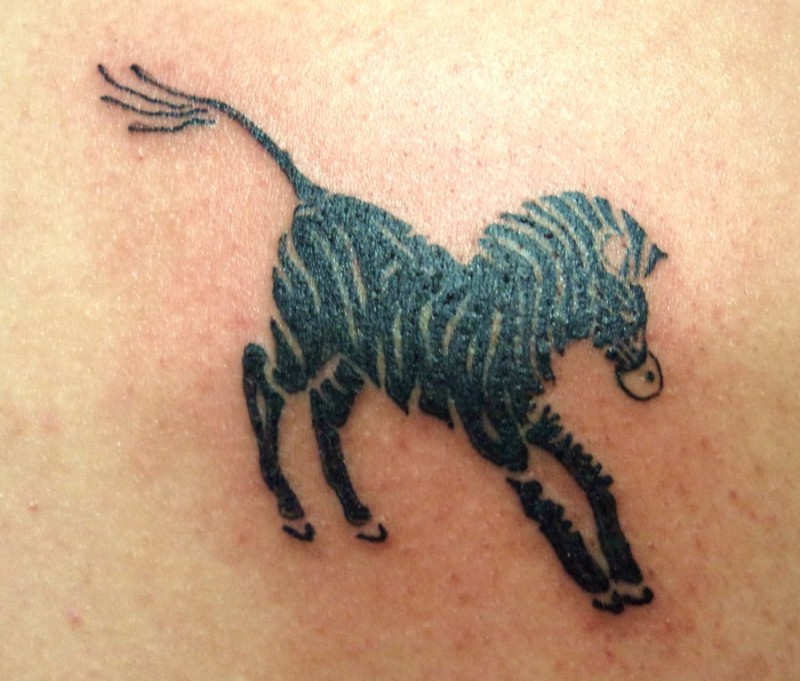 不寻常的黑色墨水斑马纹身图案