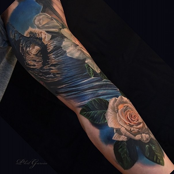 手臂彩色海浪与玫瑰纹身图案