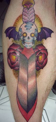 腿部彩色骷髅剑与玫瑰纹身图案