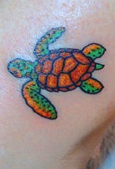 手臂彩色小海龟纹身图案