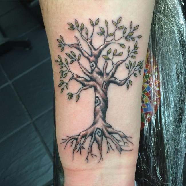 手腕彩色树纹身图案