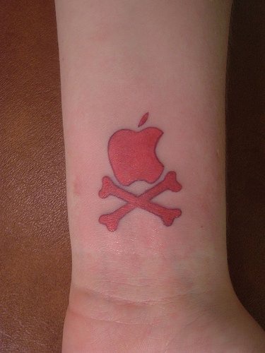 手腕上的苹果标志纹身图案