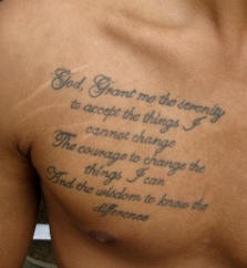男性胸部黑色字符纹身图案