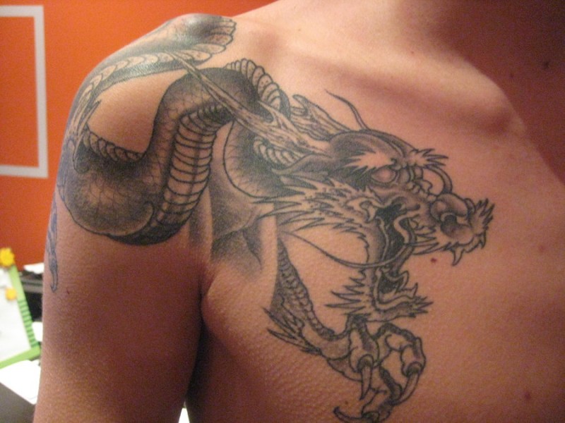 肩部黑白中国龙纹身图案