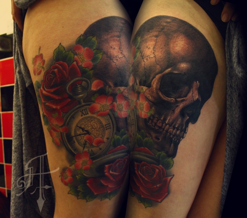 腿部彩色时钟和玫瑰的人类头骨纹身图案