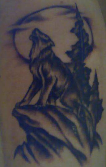 在岩石上的狼的纹身