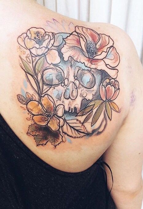 肩部彩色素描风格骷髅与鲜花纹身图案