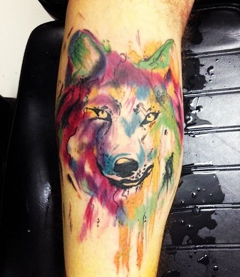 手臂水彩画的狼头纹身图案