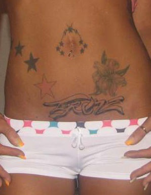 腹部花体字母五角星纹身图案