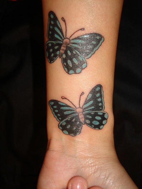 手腕彩色两只蝴蝶纹身图案