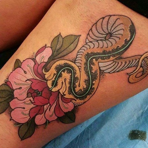 腿部彩色蛇与花纹身图案