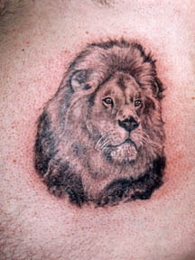 逼真的黑色墨水狮子头纹身图案