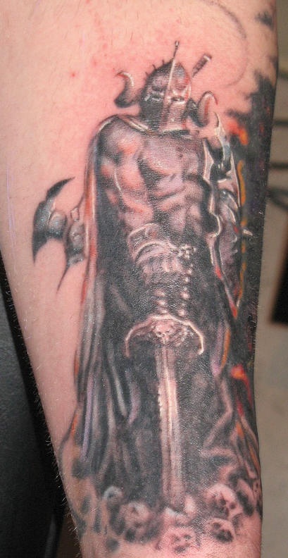 手臂黑白黑暗战士纹身图片