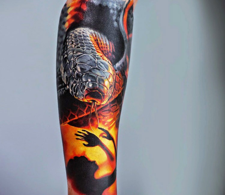 手臂彩色蛇写实纹身图案