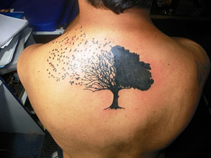 背部黑灰树纹身图案