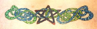 腹部彩色蛇五角星纹身图案