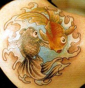 彩色金鱼八卦纹身图案