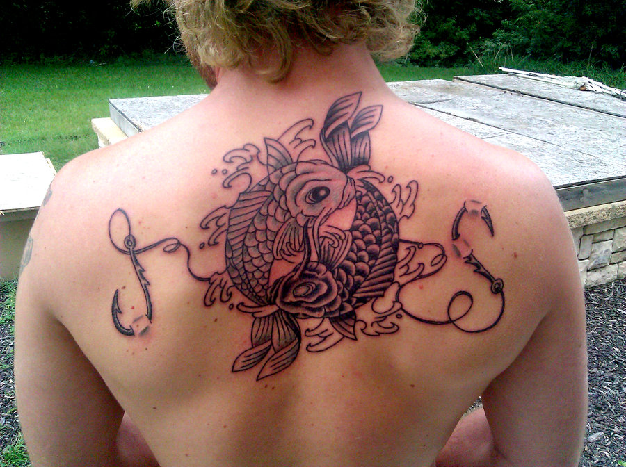 背部阴阳锦鲤纹身图案