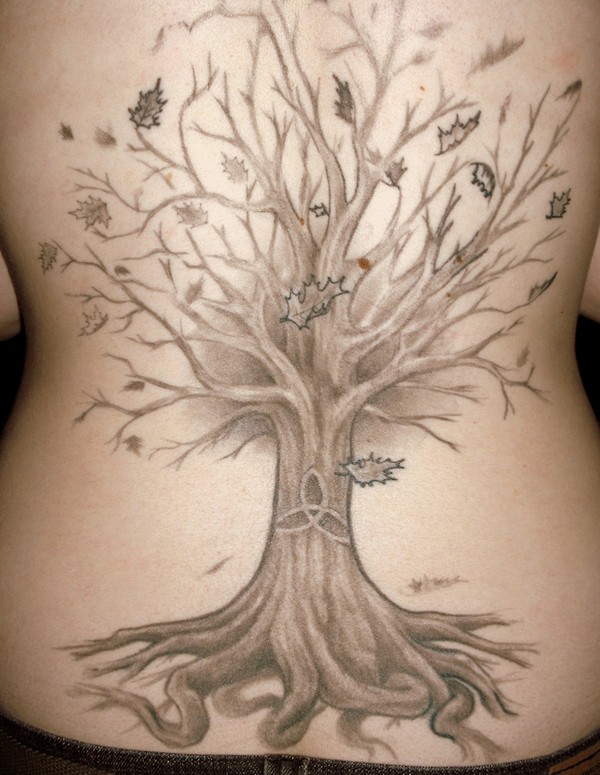 背部黑白大树纹身图案