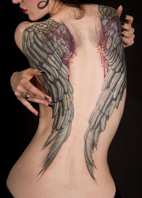 女性背部彩色翅膀纹身图片