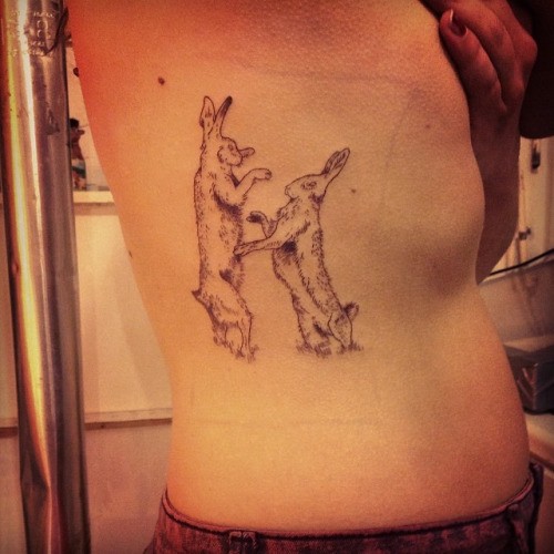 腰侧黑白野兔打架纹身图案