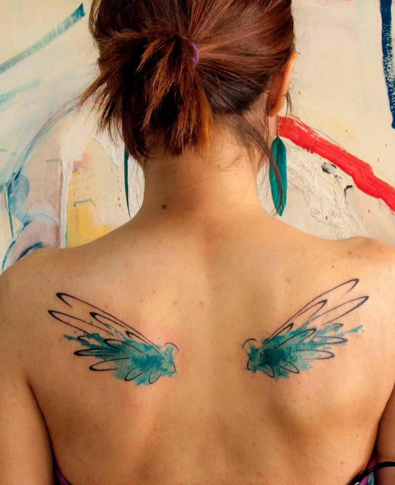 女性背部水彩翅膀纹身图案