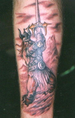 手臂强大的维京战士纹身图片