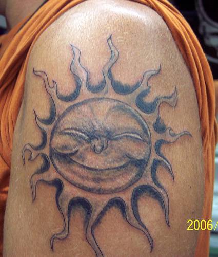 肩部人性化太阳纹身图片